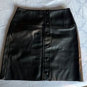 Aritzia (Wilfred) faux leather skirt, size 0. Worn few times.